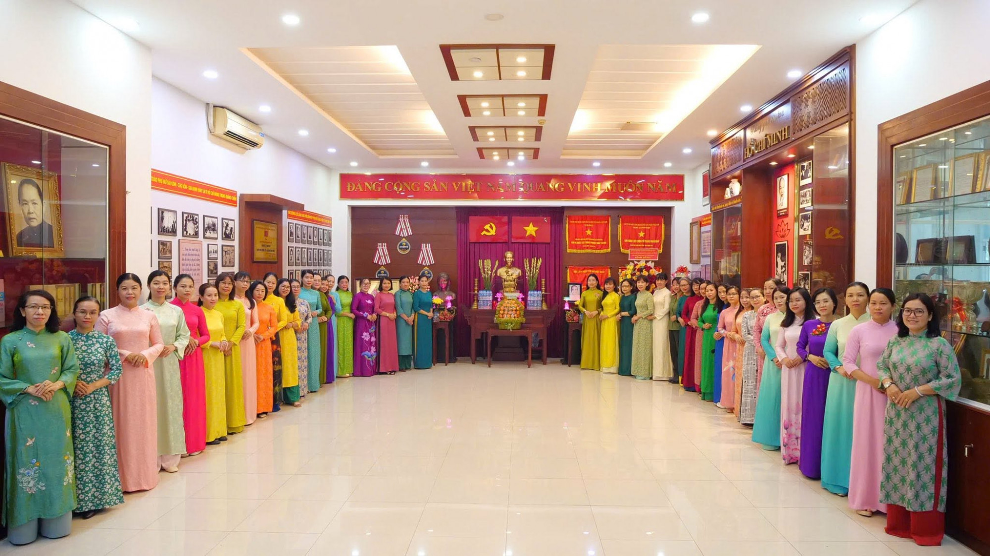 Hội LHPN TPHCM đã tổ chức các hoạt động dâng hoa, dâng hương Chủ tịch Hồ Chí Minh tại Phòng truyền thống Hội LHPN TPHCM
