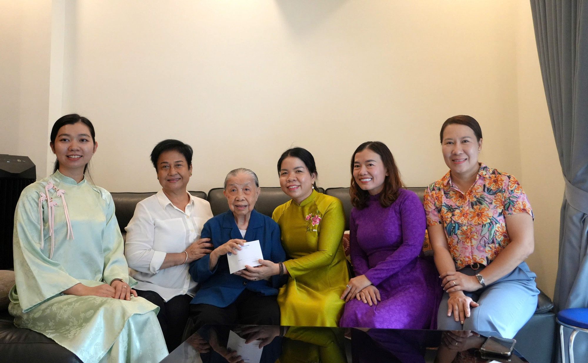 Đoàn cán bộ Hội LHPN TPHCM, do bà Nguyễn Thị Ngọc Xuân làm trưởng đoàn - đến thăm Mẹ VNAH Dương Kim Lan