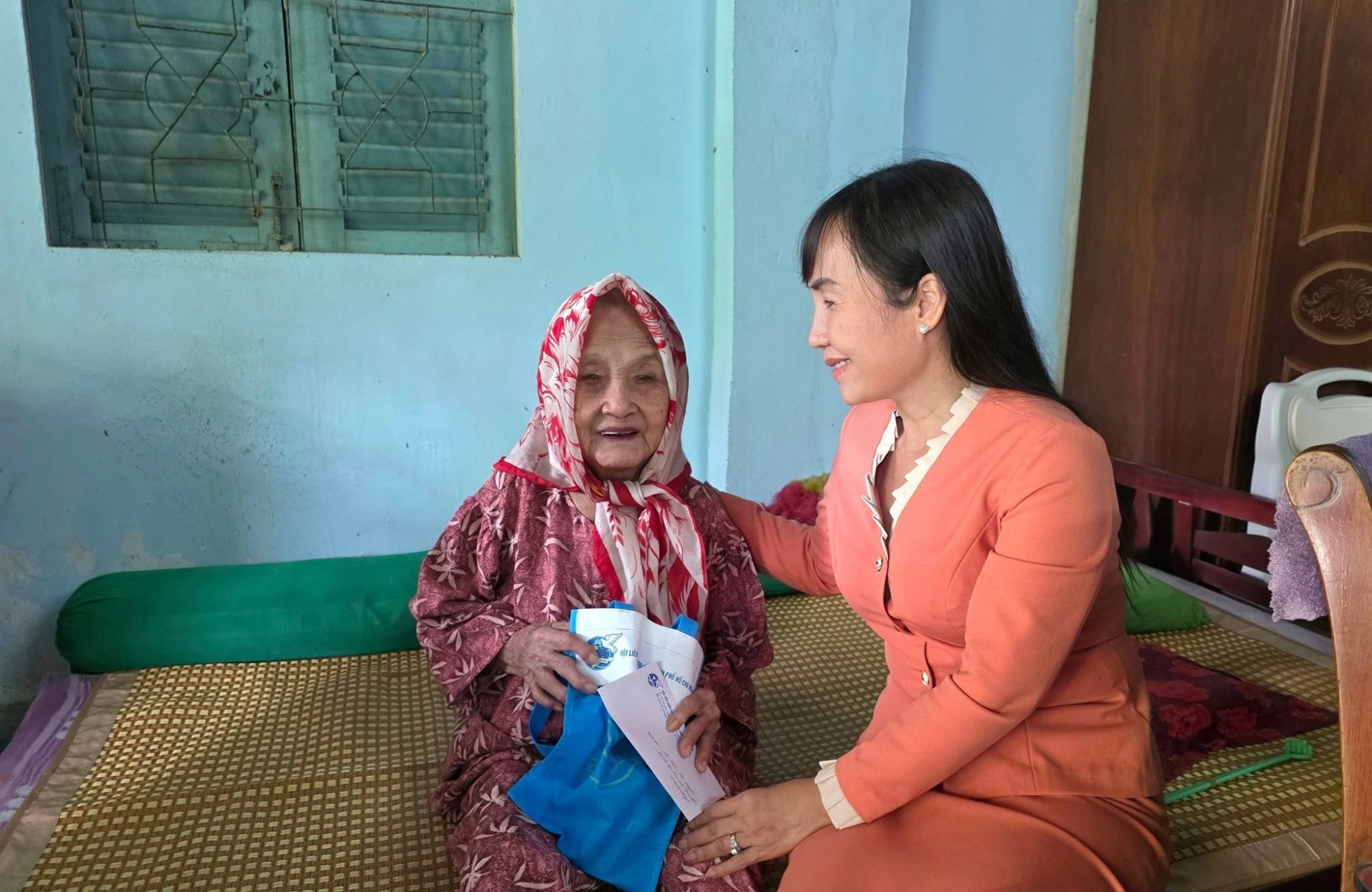 Bà Trịnh Thị Thanh - Phó chủ tịch thường trực Hội LHPN TPHCM - dẫn đoàn đến thăm các Mẹ VNAH, trong chuỗi các hoạt động chào mừng Đại hội đại biểu Phụ nữ toàn quốc - Ảnh: Hội LHPN TPHCM 