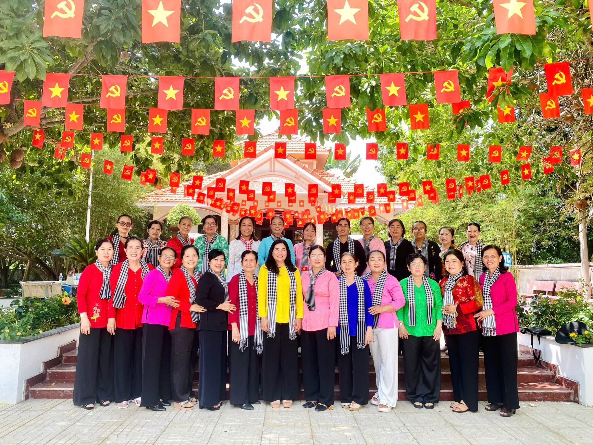 Đoàn Hội LHPN TPHCM do bà Nguyễn Thị Ngọc Linh - Phó Chủ tịch làm Trưởng Đoàn đã thành kính dâng hoa, dâng hương Mẹ Việt Nam anh hùng - Anh hùng Lực lượng vũ trang nhân dân Nguyễn Thị Rành (xã Tân An Hội, TPHCM).