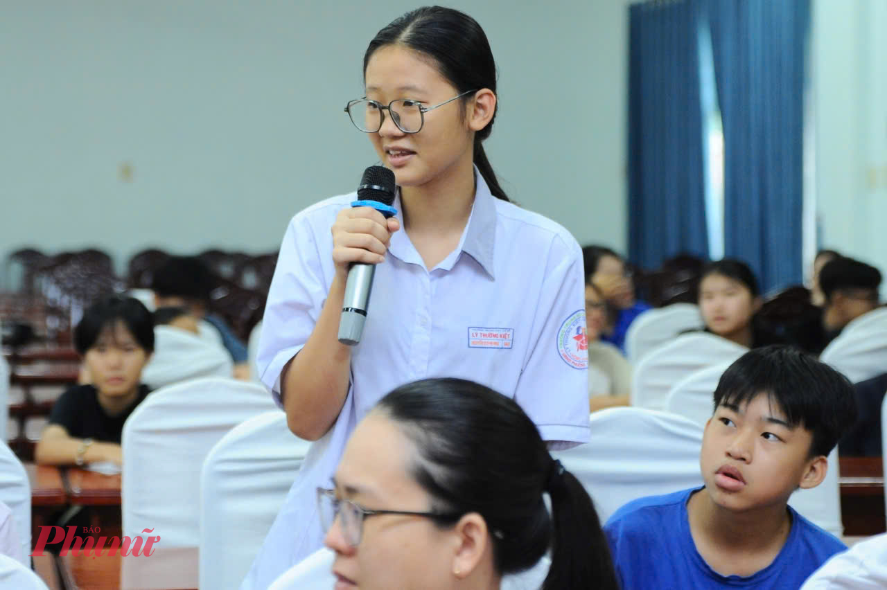 Các em học sinh tại phường Tân Hoà chia sẻ ý kiến.