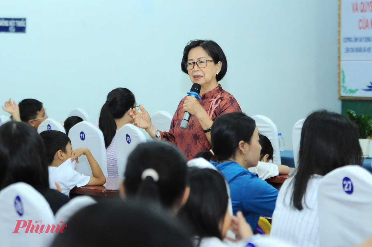 Thạc sĩ Phan Thanh Minh chia sẻ phòng, chống ma túy và phòng, chống xâm hại trẻ em tại phường Tân Hoà.
