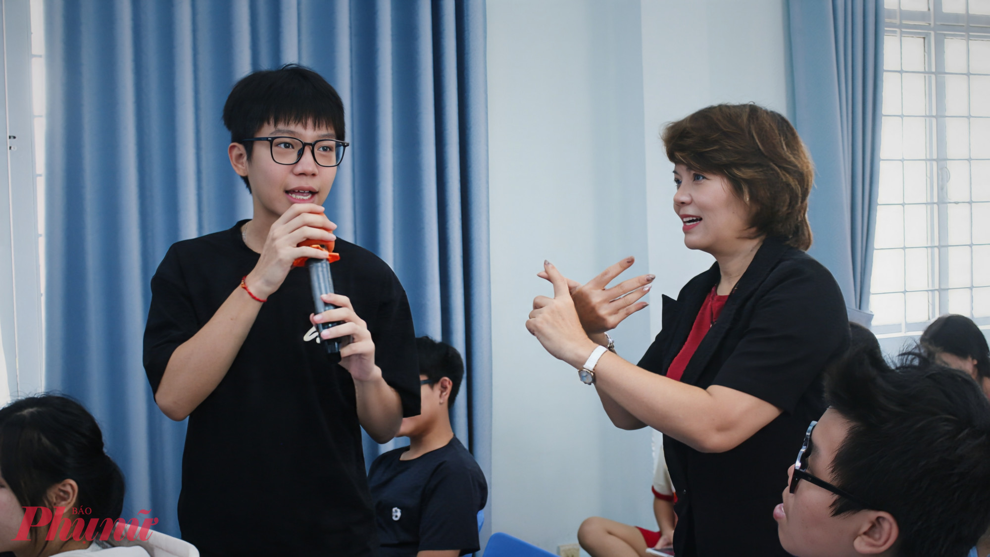 Thạc sĩ Lê Thị Kim Trinh giao lưu cùng các em học sinh.