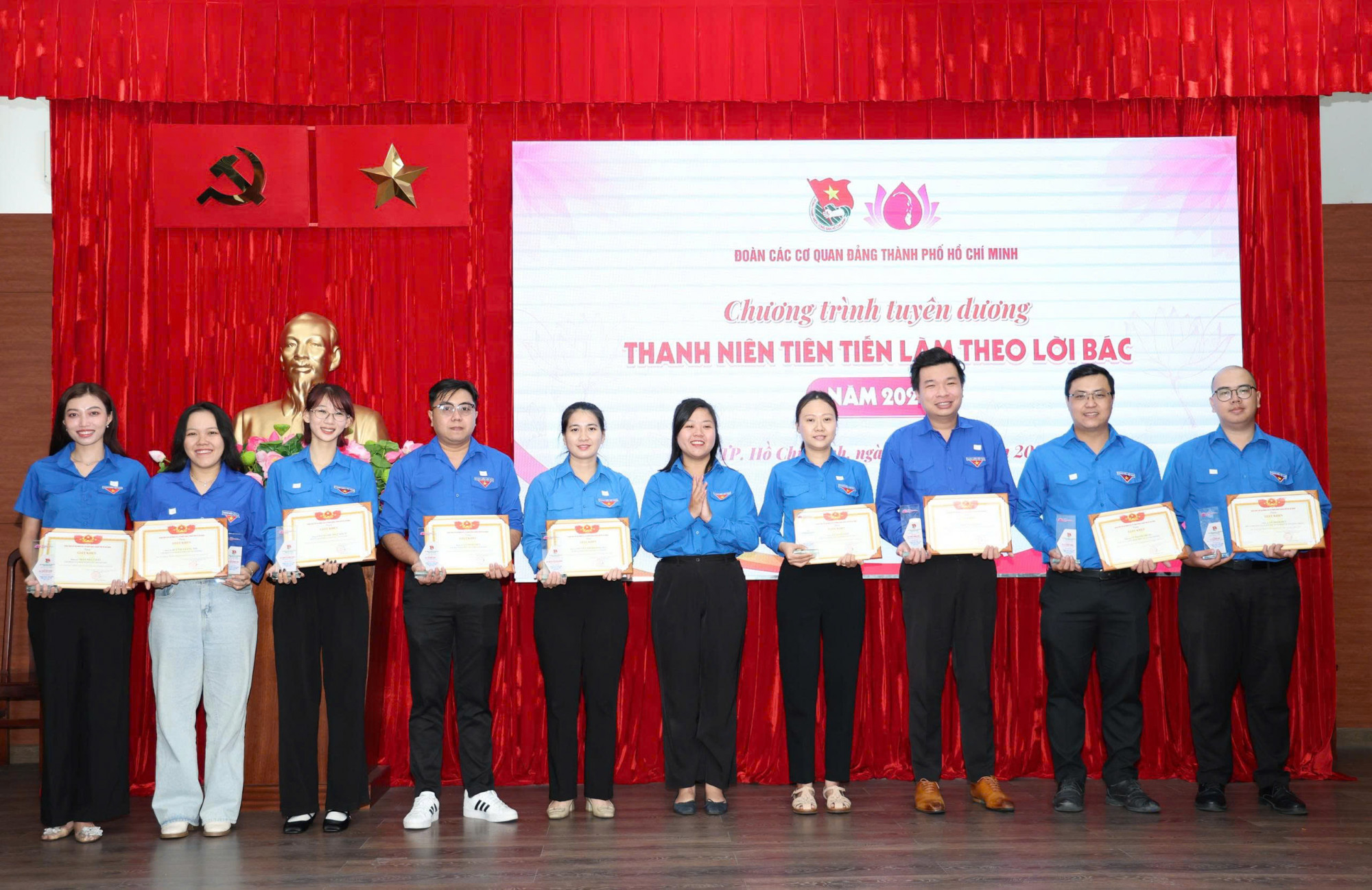 2 phóng viên báo Phụ nữ TPHCM (bìa trái) nhận bằng khen Thanh niên tiên tiến làm theo lời Bác - Ảnh: CQ