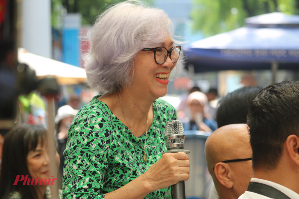 Vài độc giả tò mò. hăng hái đặt câu hỏi cho nhà văn xoay quanh quá trình ông tạo nên quyển sách