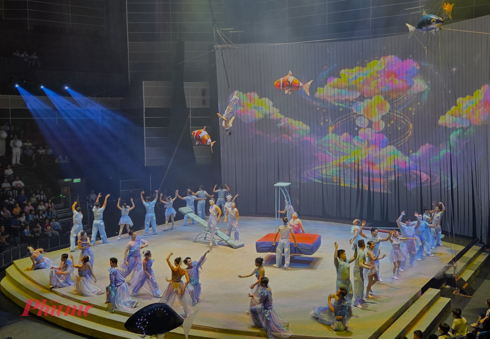 Sân khấu Mơ show đầy biến ảo từ trên bờ xuống dưới nước