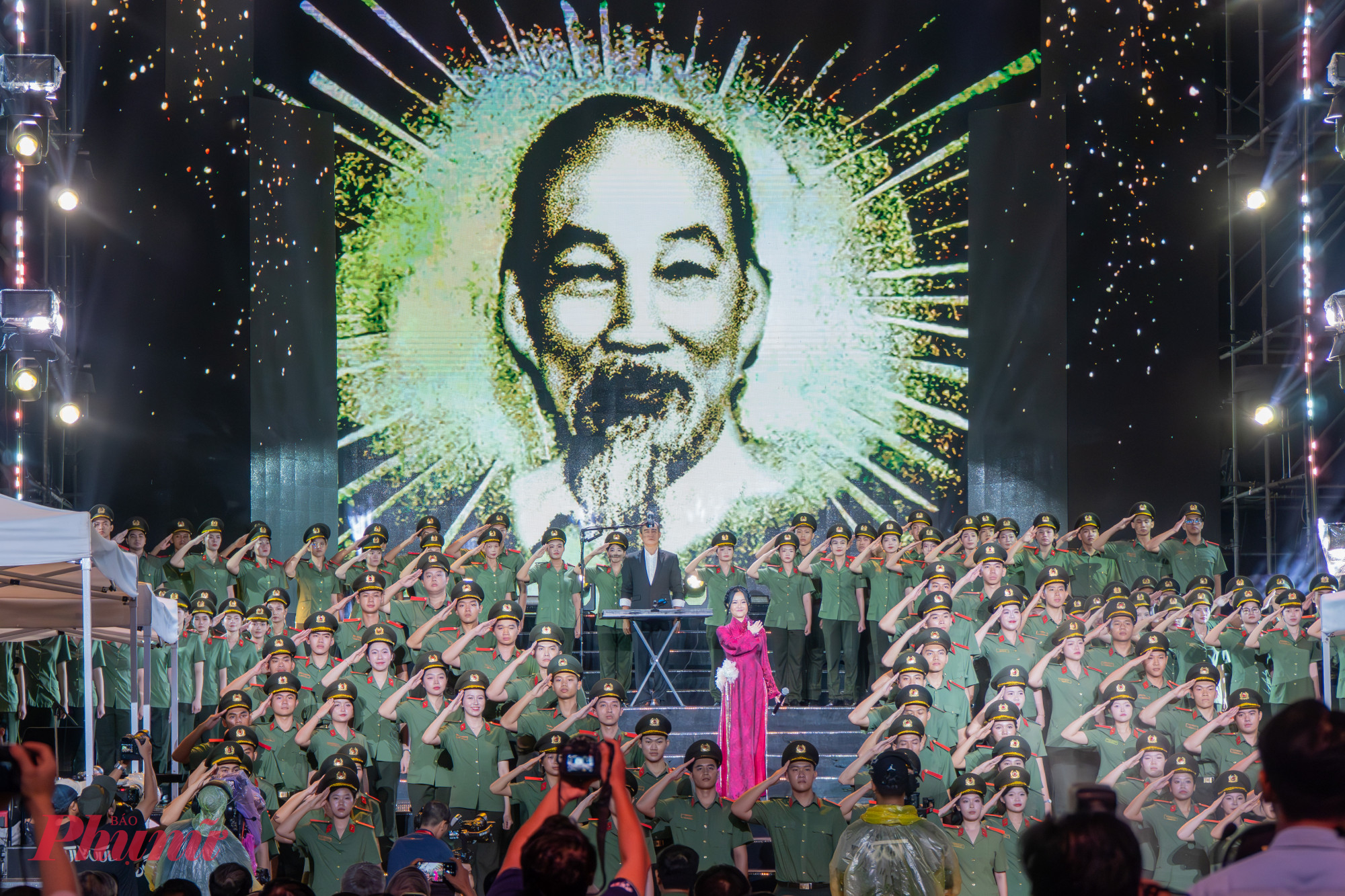  Gala “Tổ quốc bình yên” là bản trường ca nghệ thuật về trí tuệ, lòng trung thành và những cống hiến thầm lặng của lực lượng An ninh nhân dân trên thành phố mang tên Bác.