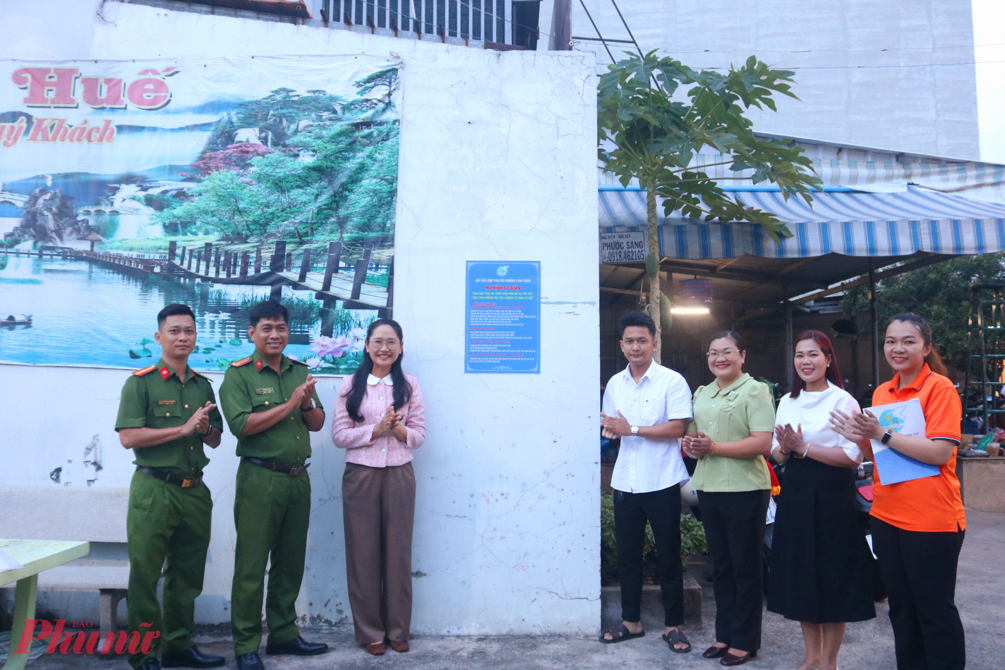 Đại biểu gỡ biển nhận diện và các tiêu chí của mô hình treo trong khuôn viên khu nhà trọ - Ảnh: Mẫn Nhi