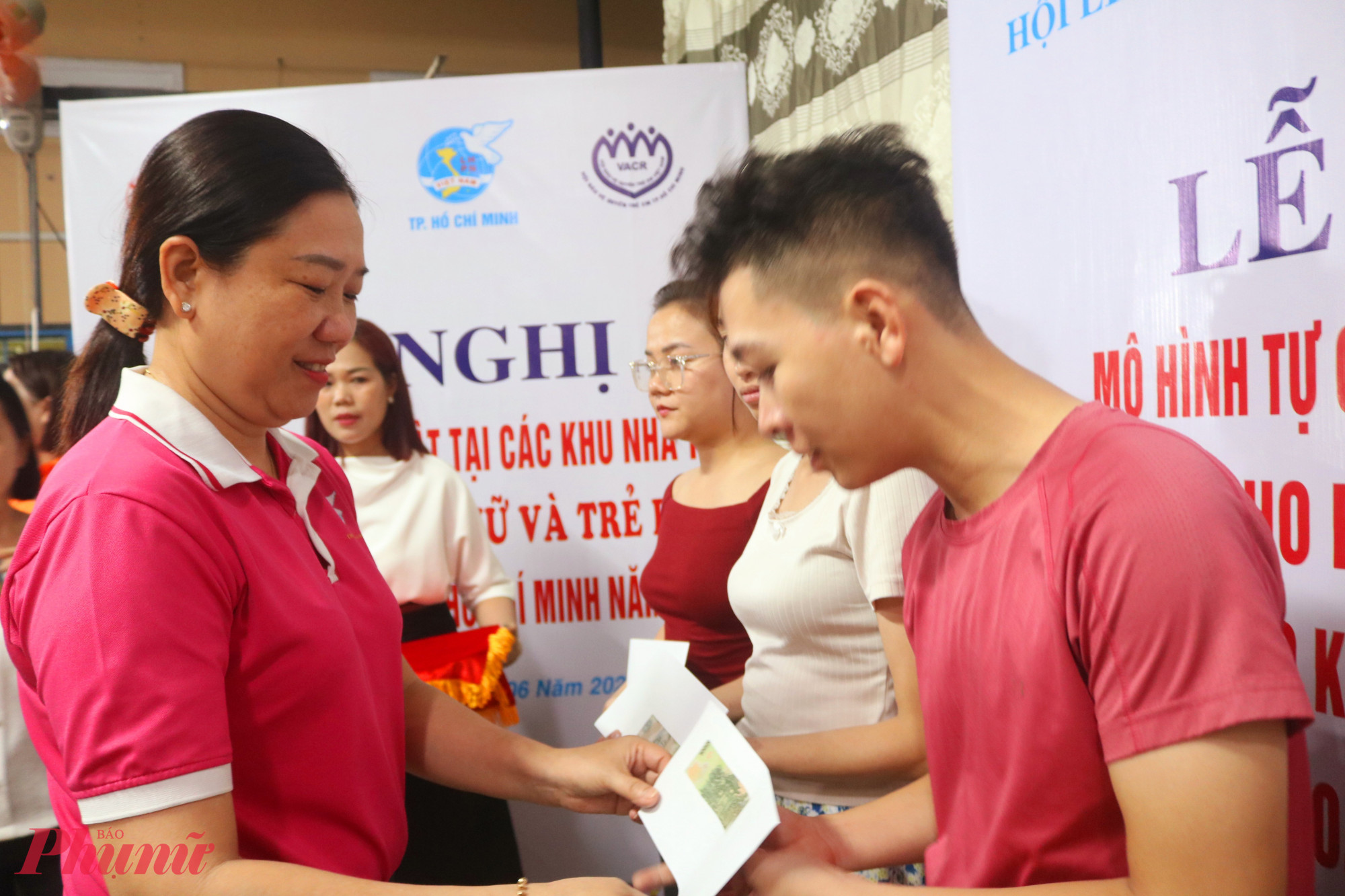 Nhân chương trình, Hội LHPN phường Linh Xuân phối hợp anh Nguyễn Hữu Thắng tặng 10 phần quà (mỗi phần là 300.000 đồng tiền mặt) cho anh chị em có hoàn cảnh khó khăn hiện đang sống tại khu nhà trọ này. Trong ảnh là bà Nguyễn Thị Tuyết Nga - Ủy viên Ban Thường vụ Hội LHPN TPHCM, Trưởng bộ phận Gia đình, dân số và trẻ em – trao quà đến các anh chị - Ảnh: Mẫn Nhi