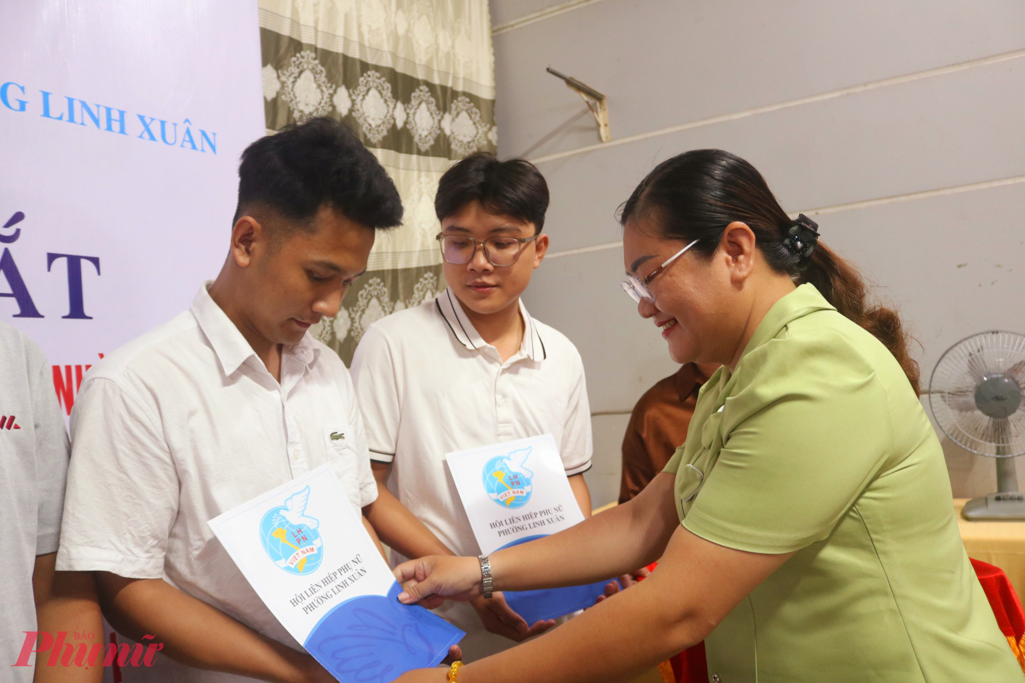 Bà Nguyễn Thị Phương Thùy – Phó chủ tịch Ủy ban MTTQ Việt Nam phường Linh Xuân, Chủ tịch Hội LHPN phường – trao quyết định thành lập đến các thành viên Tổ tự quản - Ảnh: Mẫn Nhi
