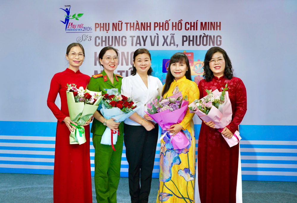 Bà Lý Việt Trung - Tổng biên tập Báo Phụ nữ TPHCM - tặng hoa cảm ơn các khách mời  đã tham gia chương trình - ẢNH: NGUYỄN NAM  
