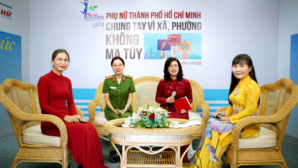 Các khách mời dự talk show “Phụ nữ TPHCM chung tay vì xã, phường không ma túy”. Từ phải qua: bà Trịnh Thị Thanh - Phó chủ tịch thường trực Hội LHPN TPHCM, bà Trương Lê Mỹ Ngọc - Bí thư Đảng ủy phường Tân Sơn Hòa, trung tá Võ Thị Thu Lan - Đội trưởng đội 1, Phòng Cảnh sát điều tra tội phạm về ma túy (PC04), Công an TPHCM, bà Nguyễn Thị Kim Hoàng - Chủ tịch Hội LHPN xã Tân Vĩnh Lộc ẢNH: NGUYỄN NAM