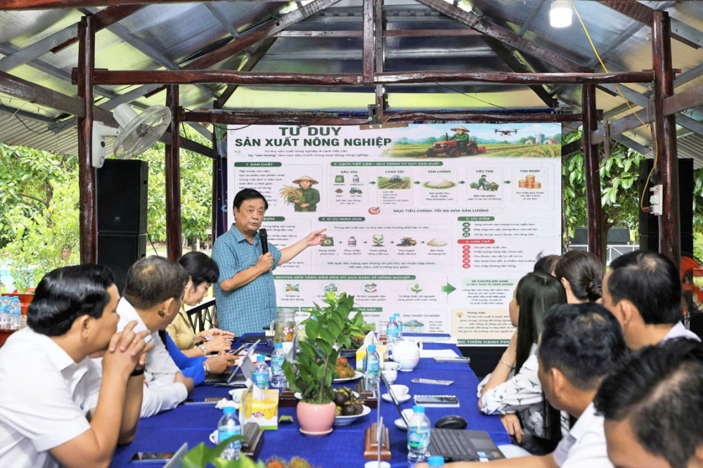Ông Lê Minh Hoan - nguyên Phó chủ tịch Quốc hội - trao đổi với cán bộ hội nông dân các xã trên địa bàn TP Cần Thơ về phát triển xanh và chuyển đổi sang tư duy kinh tế nông nghiệp
