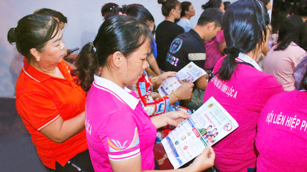 Hội viên phụ nữ xã Vĩnh Lộc tìm hiểu kiến thức, kỹ năng và các giải pháp phòng, chống ma túy - ẢNH: NGỌC TRĂM