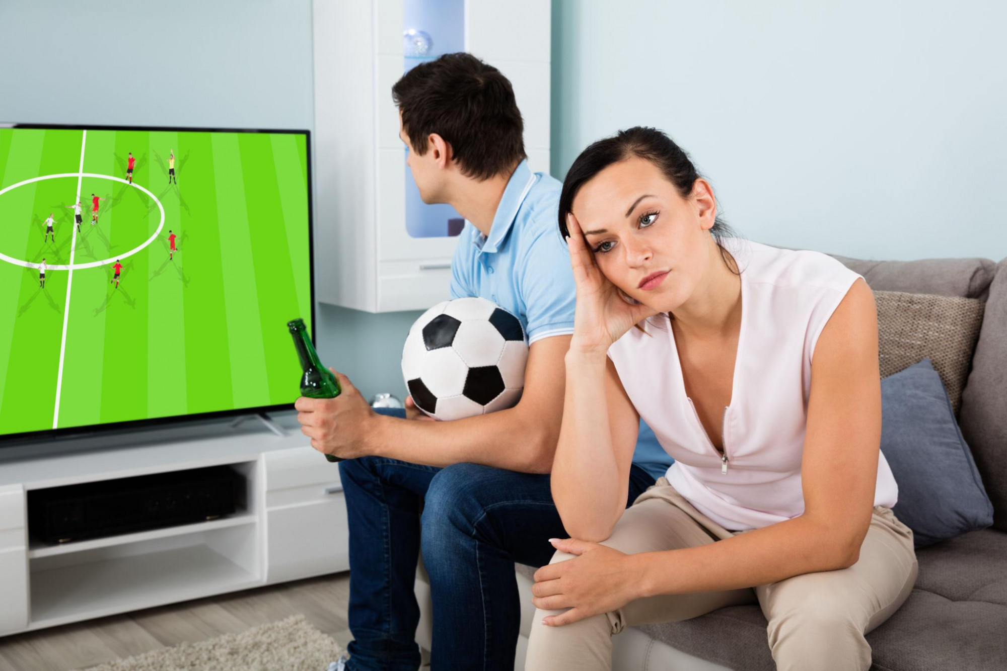 Trong mùa World Cup, điều khiến nhiều phụ nữ cảm thấy cô đơn không phải là bóng đá, mà là cảm giác người thân ở rất gần nhưng không thực sự hiện diện - Ảnh: Getty Images