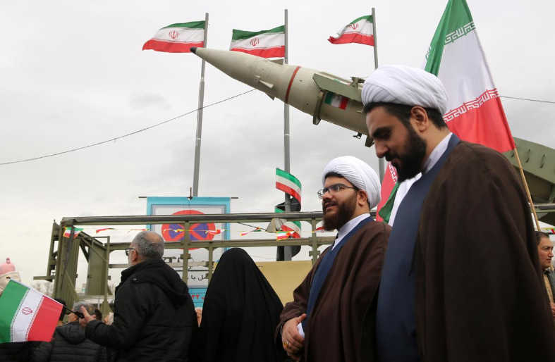 Các tên lửa do lực lượng vũ trang Iran sản xuất cho ngành công nghiệp quốc phòng được trưng bày trong lễ kỷ niệm ở Tehran, Iran, ngày 11 tháng 2 năm 2026. (Ảnh AA)