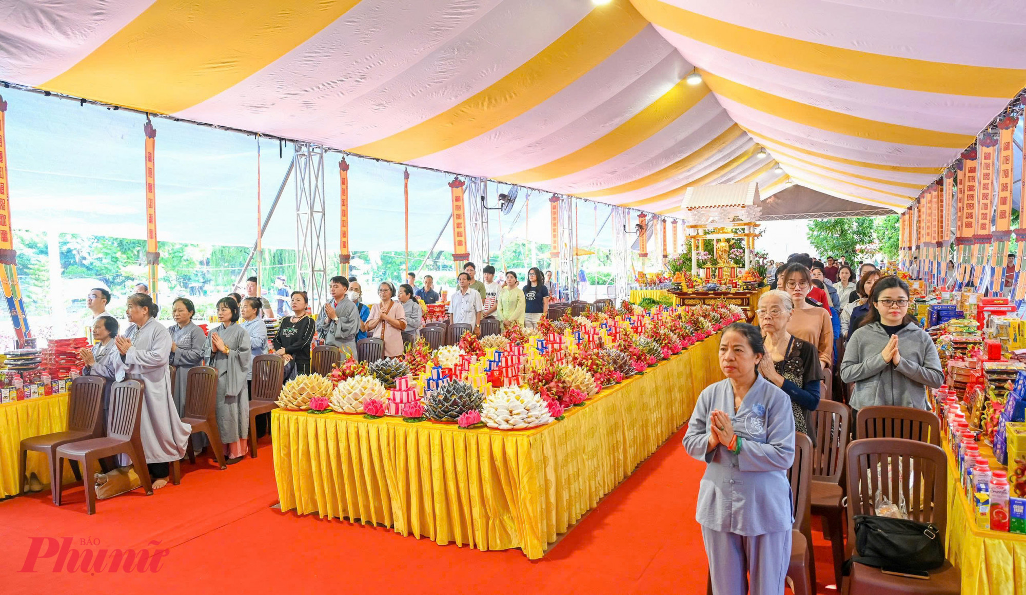 tăng ni, Phật tử và người dân tham dự lễ tưởng niệm, cầu siêu các liệt sĩ, chiến sĩ và đồng bào yêu nước tại Công viên Lê Thị Riêng, TPHCM.