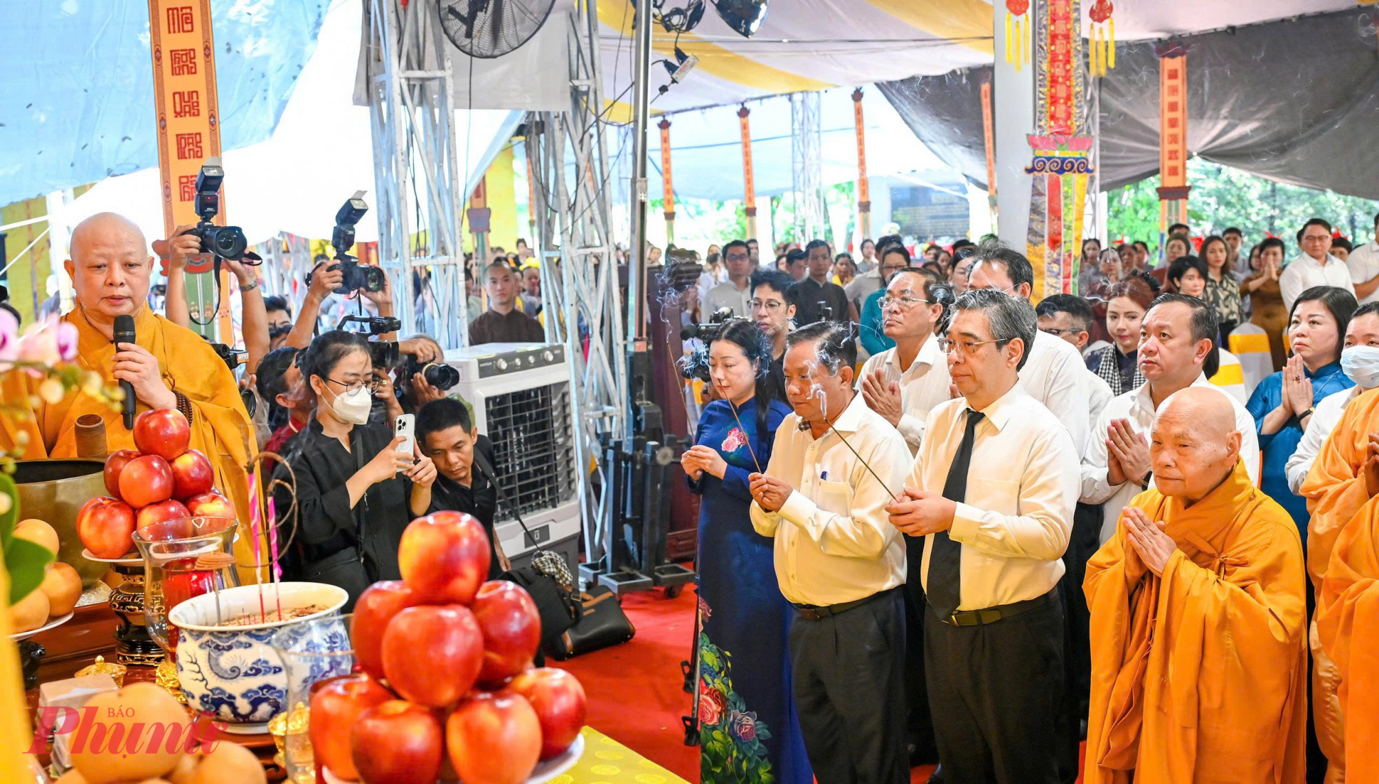Lãnh đạo TPHCM dâng hương tại lễ tưởng niệm, cầu siêu anh hùng liệt sĩ và đồng bào yêu nước tại Công viên văn hóa Lê Thị Riêng.