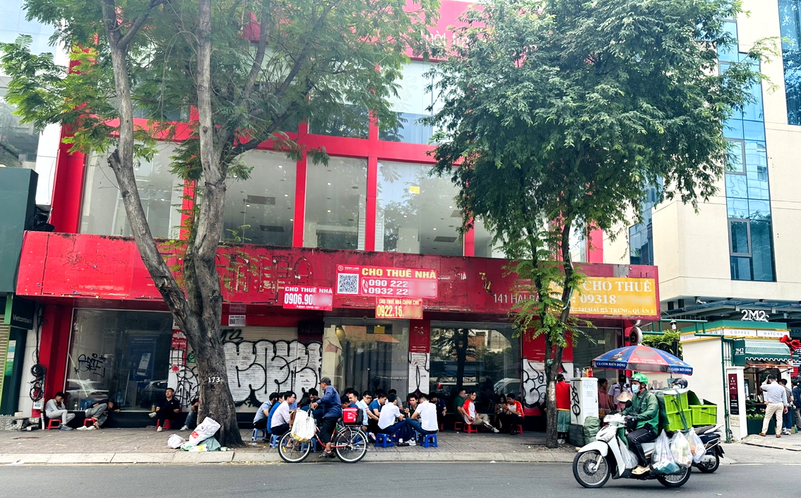Căn nhà mặt tiền đường Hai Bà Trưng (phường Xuân Hòa, TPHCM) đã bỏ trống rất lâu không có khách thuê