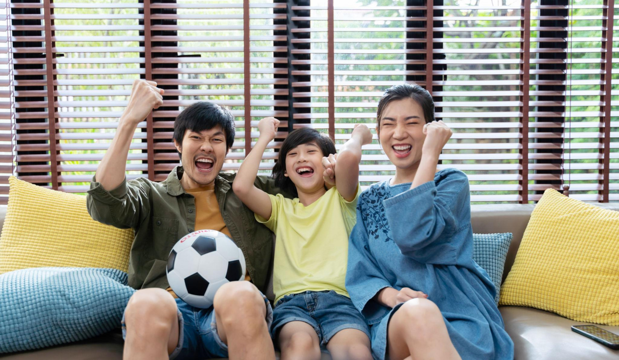 Với nhiều gia đình, World Cup không chỉ là một giải đấu bóng đá mà còn trở thành một phần trong những ký ức riêng tư được kể lại qua nhiều thế hệ - Ảnh: Getty Images