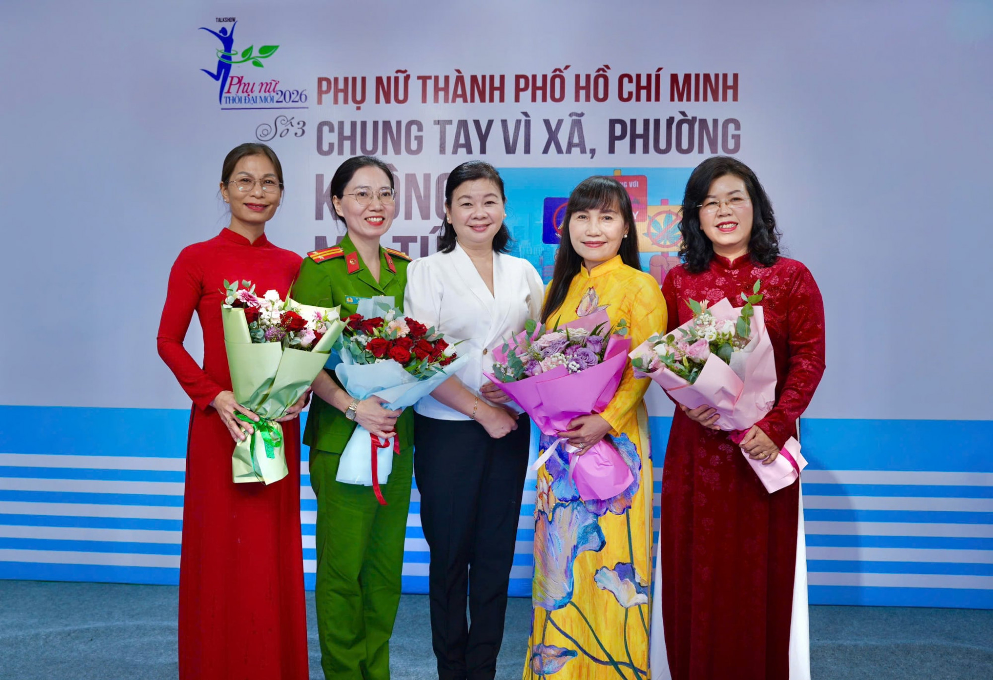 Bà Lý Việt Trung - Tổng biên tập Báo Phụ Nữ TPHCM (giữa) tặng hoa cảm ơn các khách mời tham gia chương trình