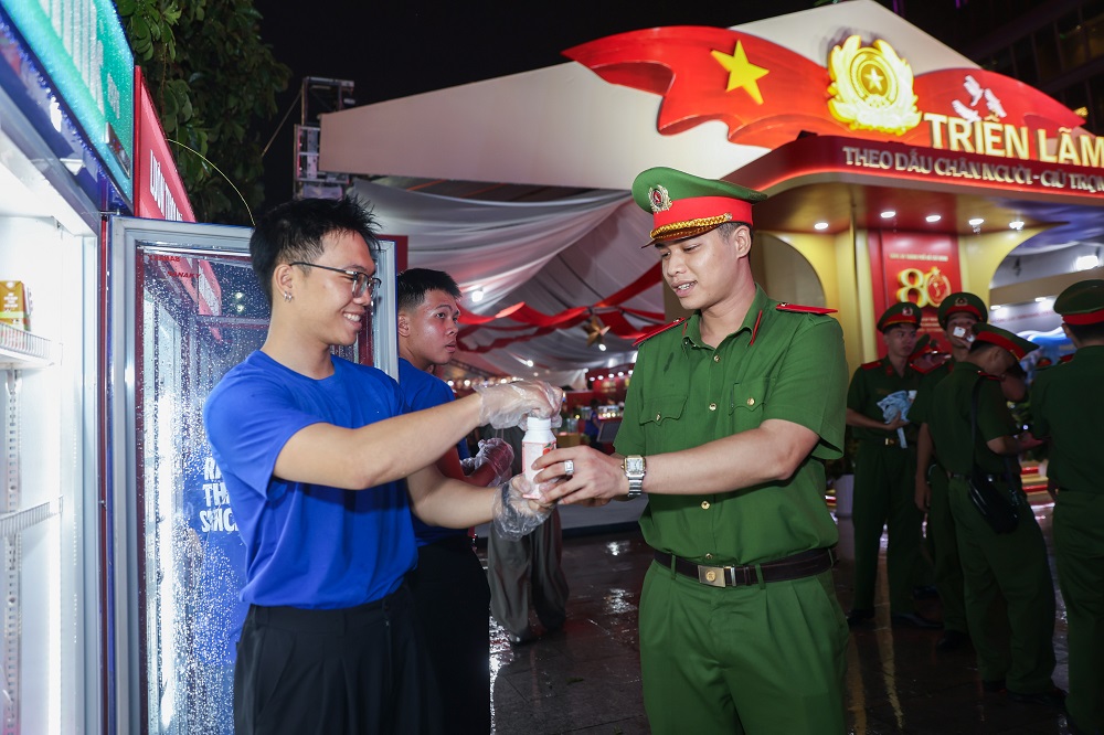Giữa không khí nhộn nhịp của sự kiện, người tham dự bất ngờ bắt gặp những trạm Vinamilk - điểm “sạc năng lượng” với hàng chục ngàn sản phẩm sữa chua uống Vinamilk Green Farm, sữa chua uống tiệt trùng Susu, sữa tươi tiệt trùng Vinamilk và nước suối Vinamilk được trao tặng mỗi đêm - Ảnh: Vi Nam