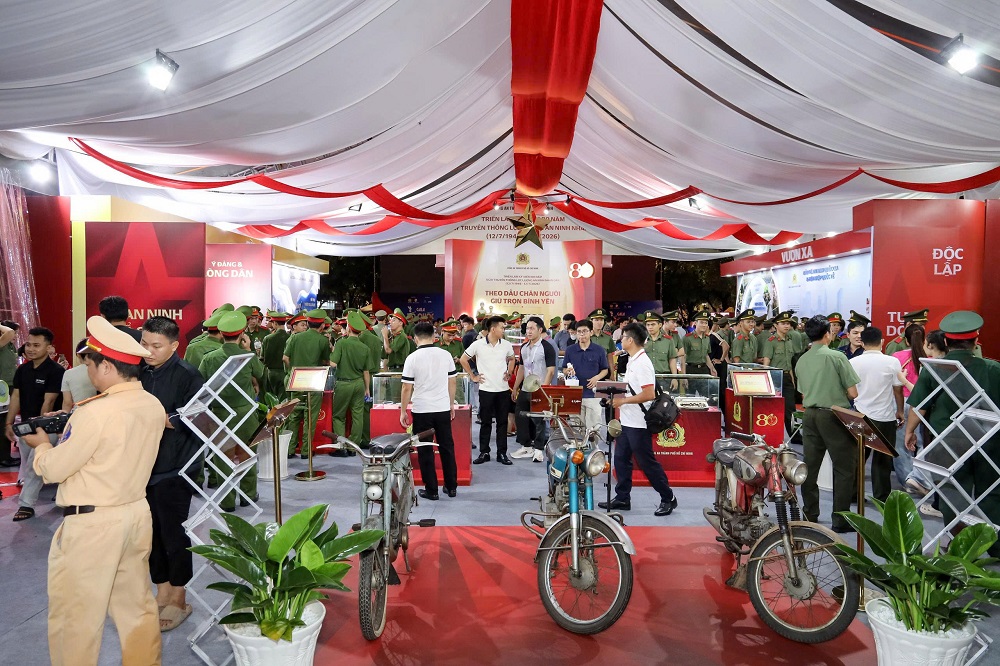 Điểm nhấn của chuỗi sự kiện là triển lãm “80 năm An ninh nhân dân - Lá chắn bình yên”, tái hiện chặng đường gần một thế kỷ xây dựng, chiến đấu và trưởng thành của lực lượng An ninh nhân dân - Ảnh: Vi Nam