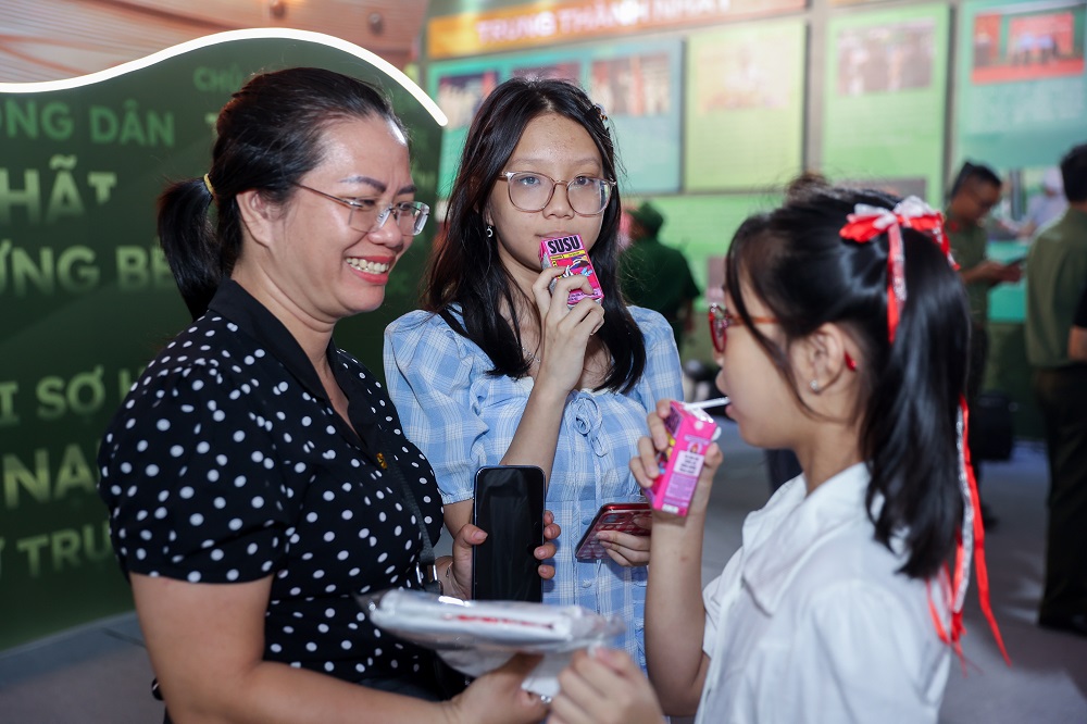 Công tác tại Cục An ninh Điều tra, chị Nguyễn Thu Hiền tranh thủ đưa hai con gái đến tham quan triển lãm để hiểu hơn về công việc của bố mẹ. Chị cho biết rất vui khi thấy thương hiệu sữa gia đình gắn bó nhiều năm cũng xuất hiện tại sự kiện. “Các bé nhà mình đã dùng Vinamilk từ nhỏ, từ sữa bột Optimum đến sữa tươi, sữa chua. Sản phẩm đảm bảo chất lượng, an toàn và có nhiều hương vị cho các con lựa chọn”, chị Hiền chia sẻ - Ảnh: Vi Nam