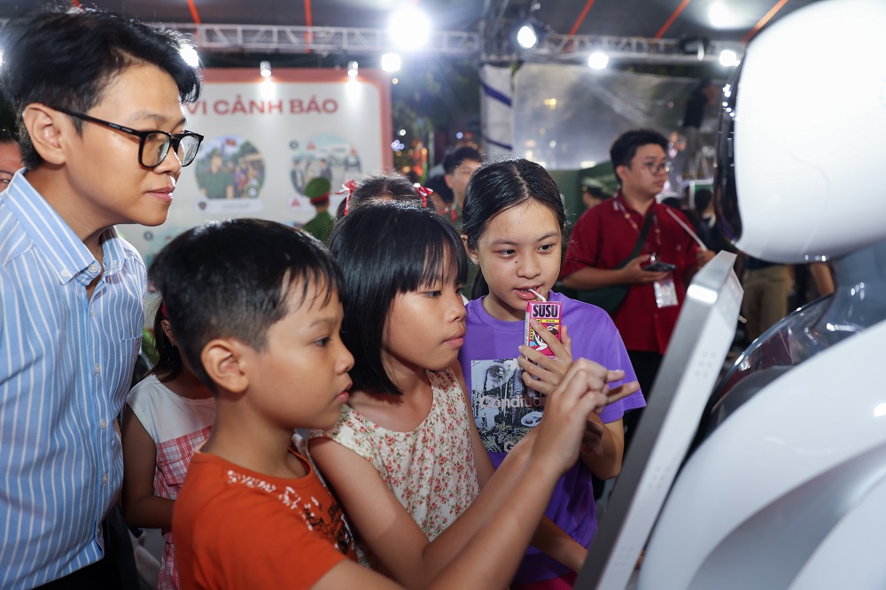 Các công nghệ trình chiếu và tương tác hiện đại như thực tế ảo (VR), 3D mapping và hologram thu hút sự chú ý đặc biệt của khách tham quan, đặc biệt là các bạn nhỏ - Ảnh: Vi Nam