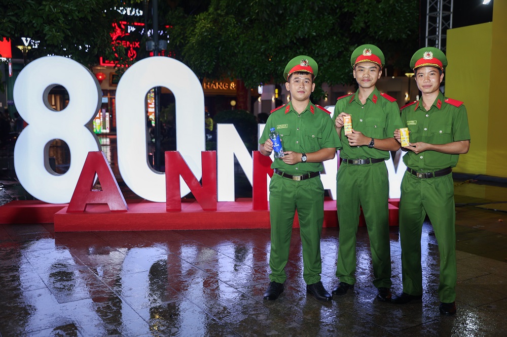 Trong khi đó, nước suối mát lạnh Vinamilk đã trở thành lựa chọn quen thuộc của nhiều người để “giải nhiệt” nhanh khi tham gia các sự kiện đông đúc - Ảnh: Vi Nam