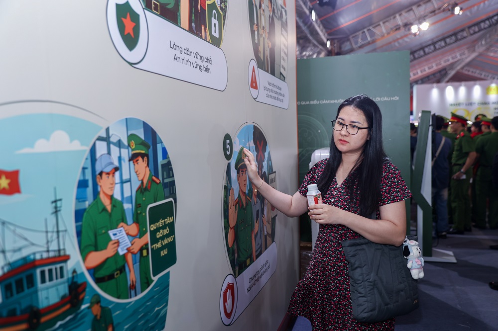 “Đây là lần đầu tiên mình tham dự một triển lãm về an ninh, thật sự rất ngạc nhiên về mức độ hoành tráng của sự kiện. Mình có thử trải nghiệm một số công nghệ tương tác ở đây và cảm nhận là vấn đề an ninh tại Việt Nam được quản lý rất chặt chẽ luôn”, bạn Mai Quỳnh Lan - một khách tham quan triển lãm chia sẻ - Ảnh: Vi Nam