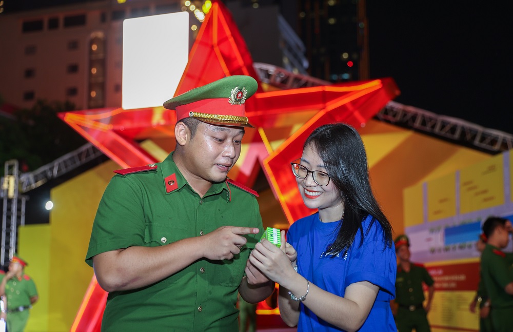 Không chỉ tiếp sức cho người dân và lực lượng chức năng tại sự kiện, Vinamilk mong muốn thể hiện sự tri ân với những cống hiến, hy sinh thầm lặng của các thế hệ cán bộ, chiến sĩ An ninh nhân dân thông qua hoạt động này - Ảnh: Vi Nam