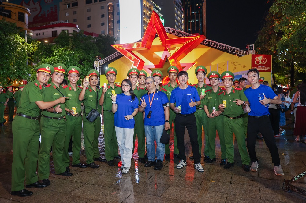 Diễn ra từ ngày 11-13/6/2026, chuỗi sự kiện Gala “Tổ quốc bình yên” do Bộ Công an phối hợp với UBND TPHCM tổ chức tại phố đi bộ Nguyễn Huệ (phường Sài Gòn, TPHCM). Hướng tới kỷ niệm 80 năm Ngày truyền thống lực lượng An ninh nhân dân (12/7/1946 - 12/7/2026), chuỗi sự kiện được tổ chức nhằm tri ân những cuộc đấu trí thầm lặng, những cống hiến quên mình vì sự bình yên của dân tộc- Ảnh: Vi Nam