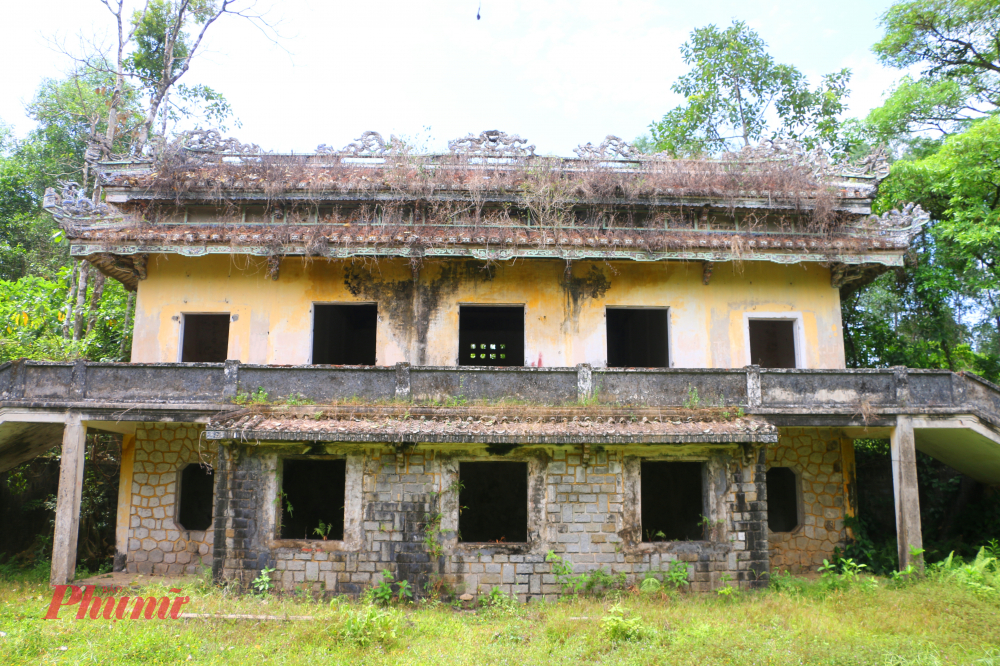 Năm 1956, ông Tinh chuyển lại toàn bộ khu đất cho em trai Tổng thống Việt Nam Cộng hòa Ngô Đình Diệm là Ngô Đình Cẩn để xây khu nghỉ ngơi, vui chơi giải trí.