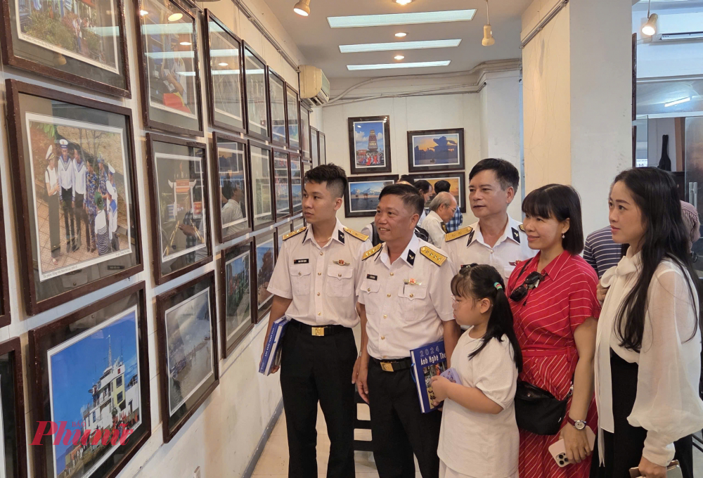 Các đại biểu xem triển lãm - Ảnh: Ngọc Tuyết