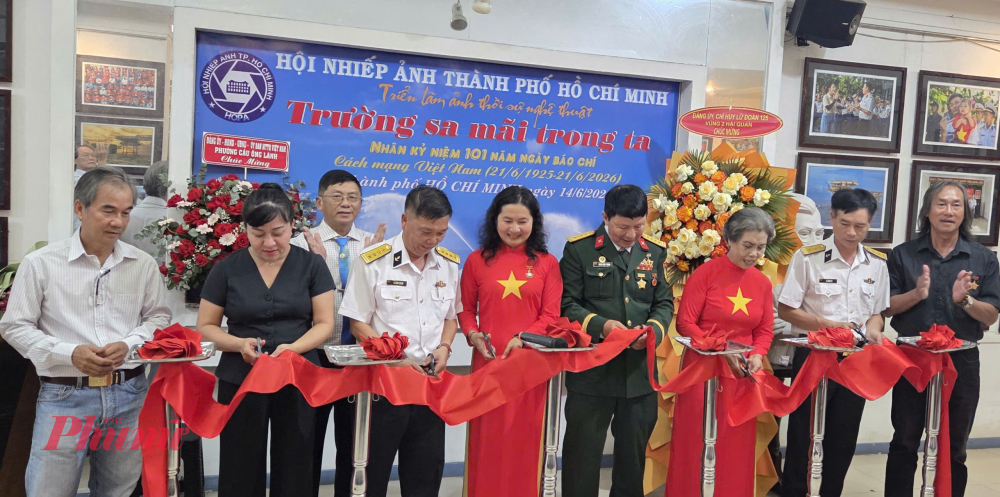 Các đại biểu cắt băng khai mạc triển lãm.