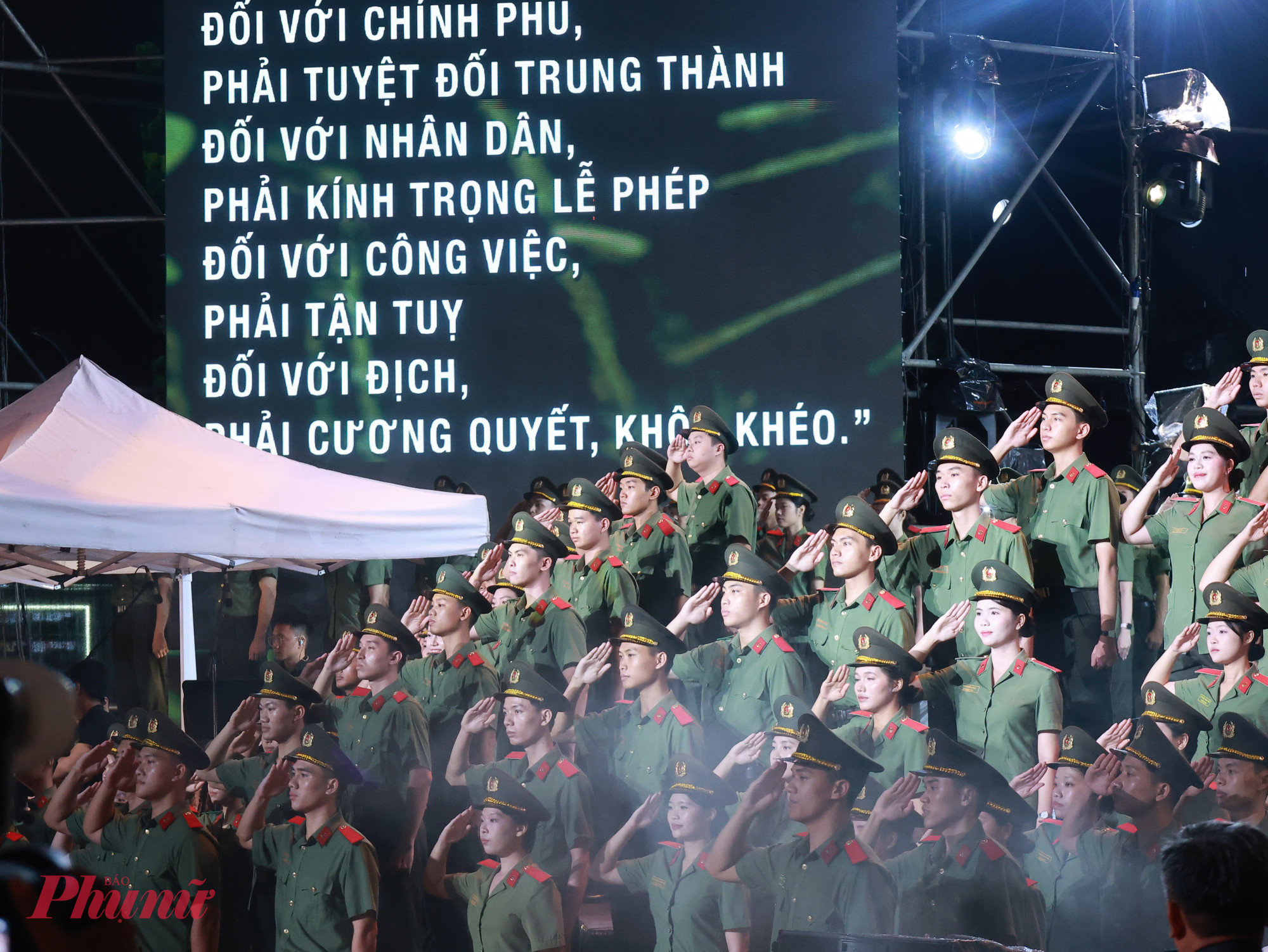 Khoảnh khắc các chiến sĩ, cán bộ đọc lời thề với Đảng, Nhà nước trong một tiết mục
