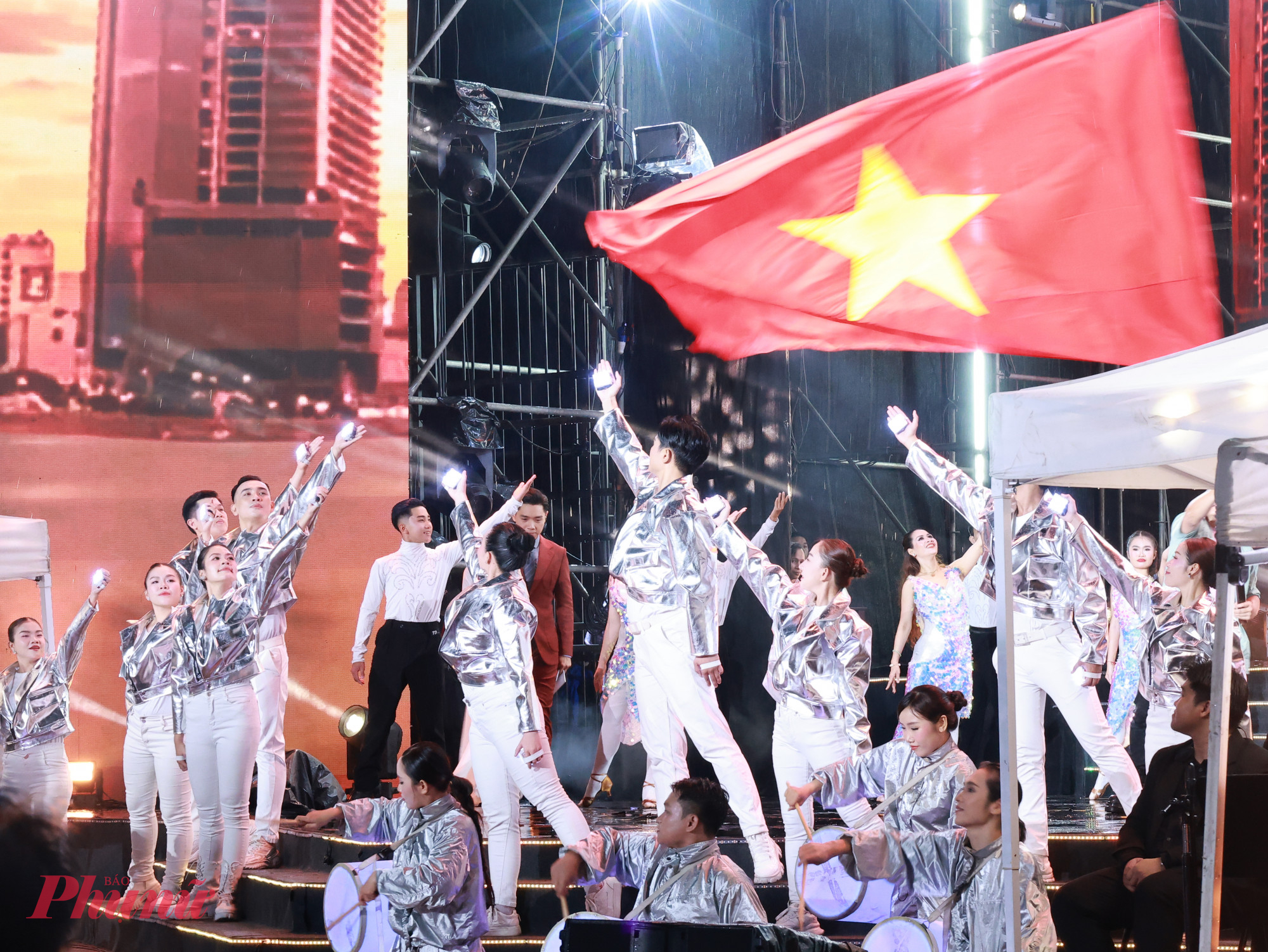 Phần trình diễn mở màn Gala đầy sôi động 