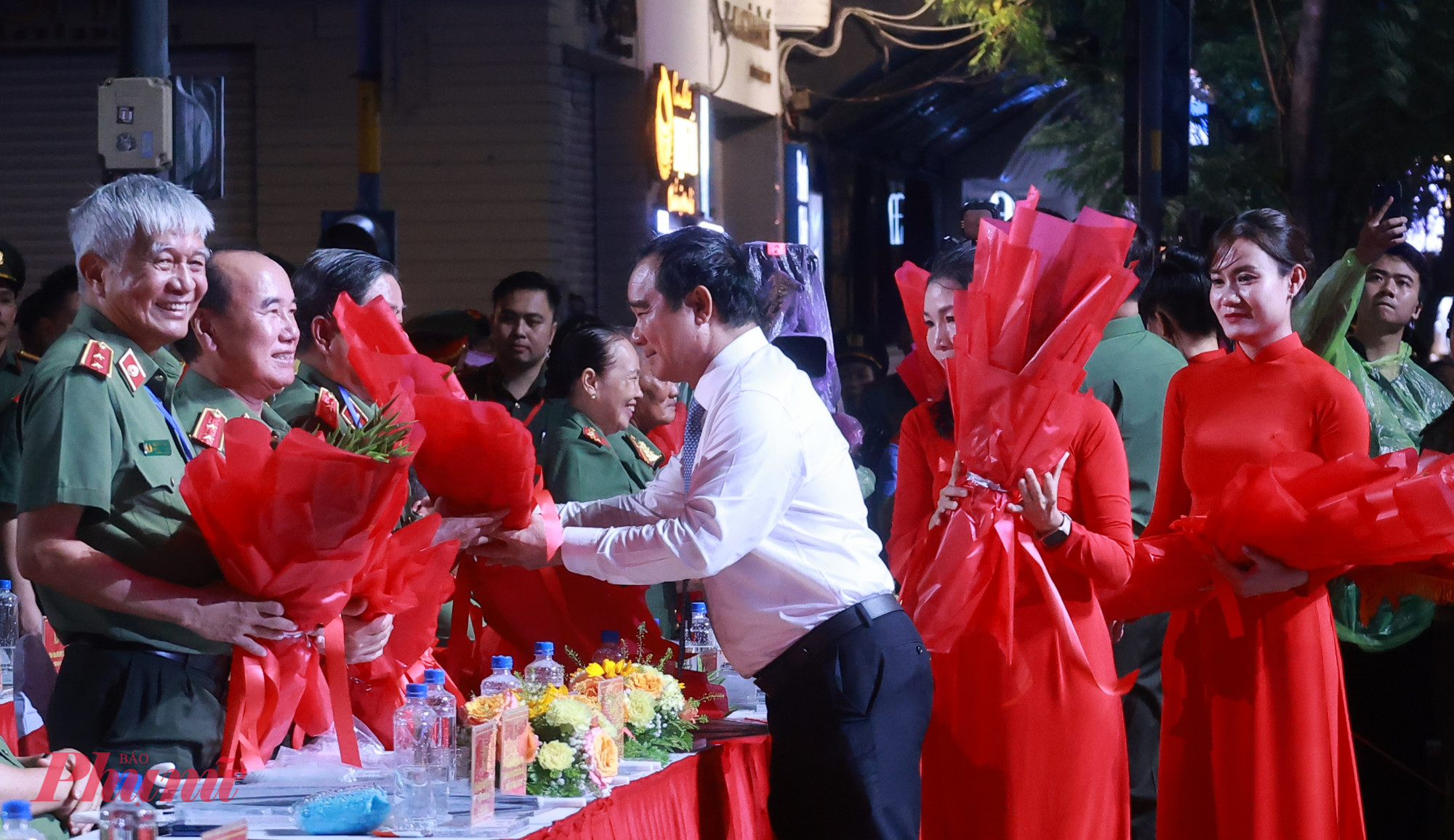 Ông Nguyễn Văn Được, Ủy viên Ban Chấp hành Trung ương Đảng, Phó Bí thư Thành ủy, Chủ tịch UBND TPHCM trao hoa tri ân đến các thế hệ Anh hùng Lực lượng vũ trang nhân dân  
