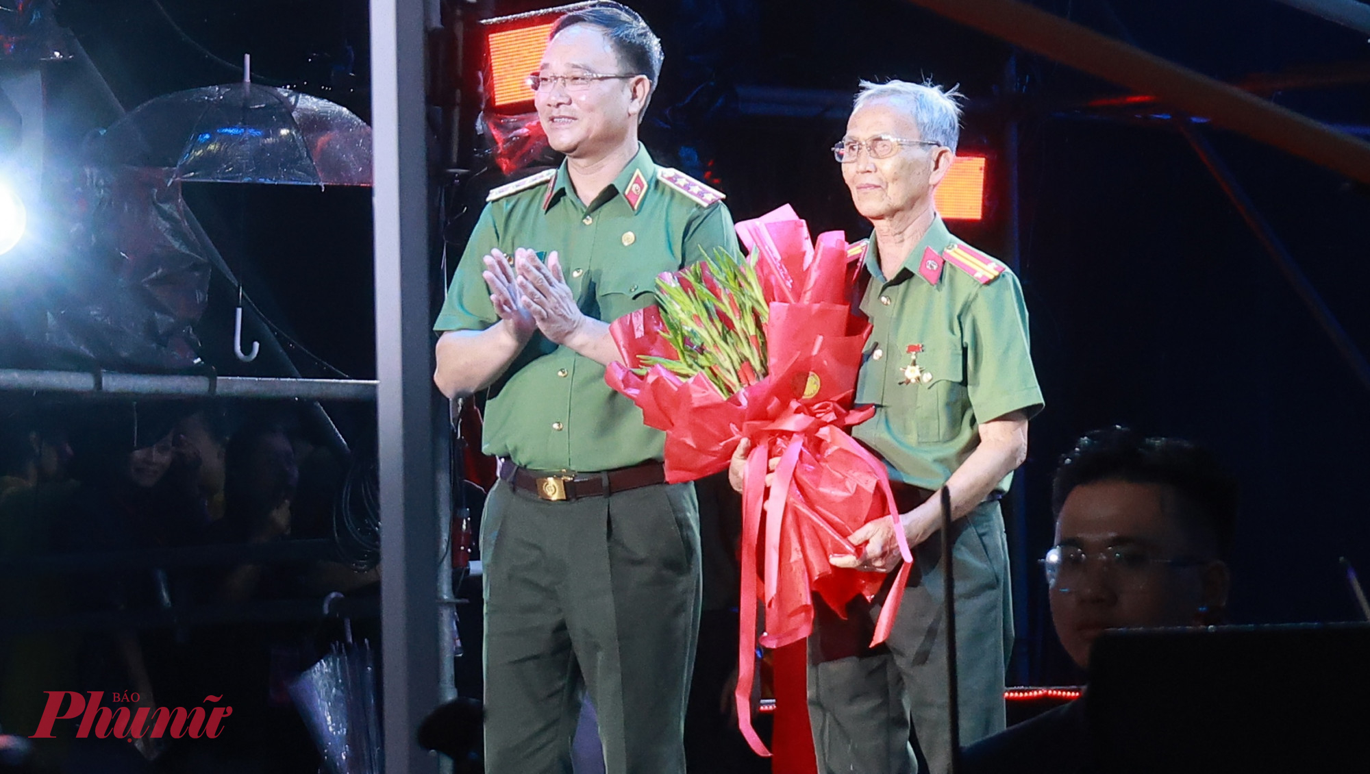 Thượng tướng Phạm Thế Tùng, Ủy viên Ban Chấp hành Trung ương Đảng, Thứ trưởng Bộ Công an trao hoa thay lời cảm ơn trân trọng nhất đến Anh hùng lực lượng vũ trang nhân dân Võ Văn Em