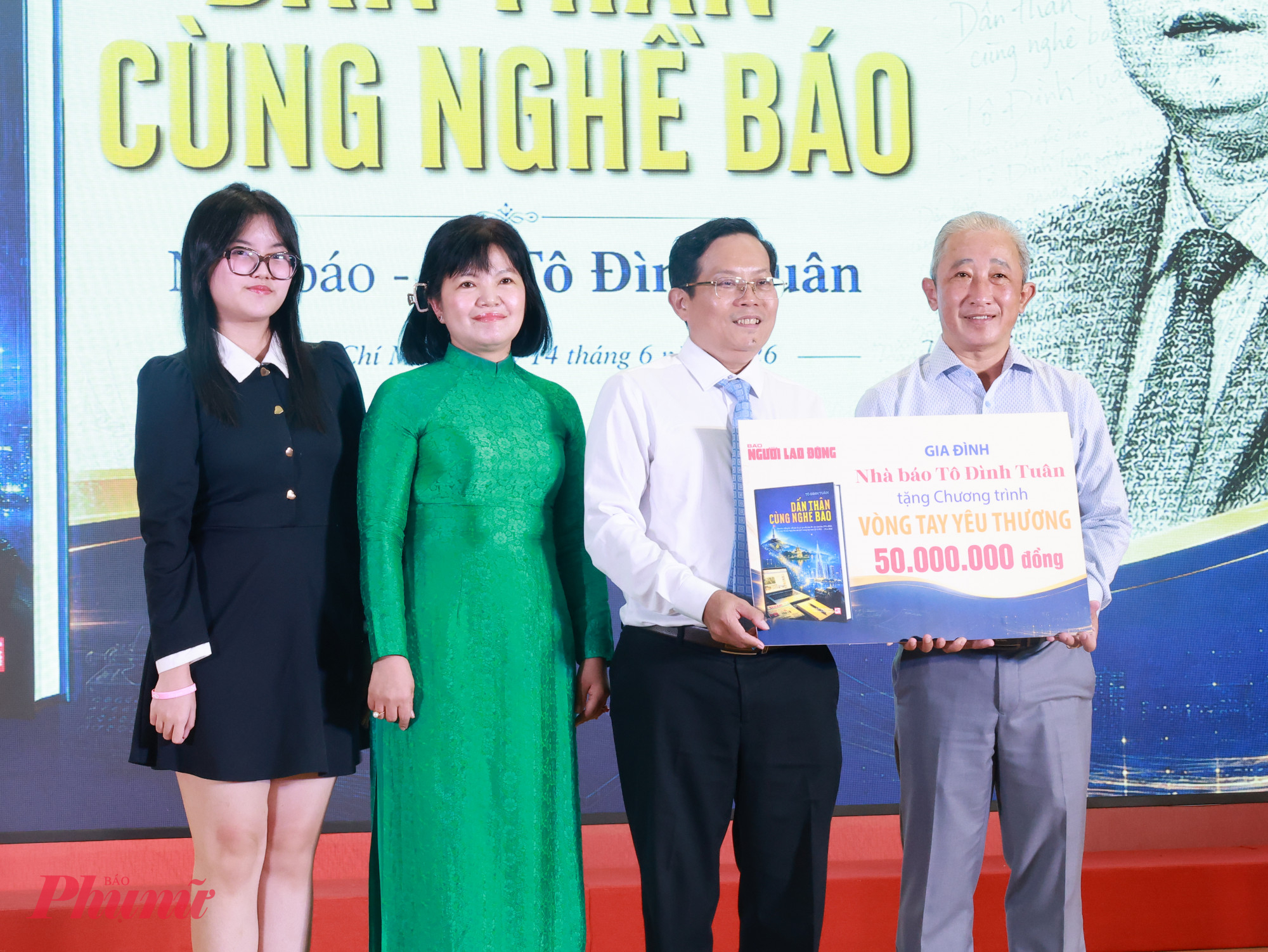 Toàn bộ lợi nhuận từ sách được gia đình trao tặng cho Quỹ Vòng tay yêu thương của báo Người Lao Động 