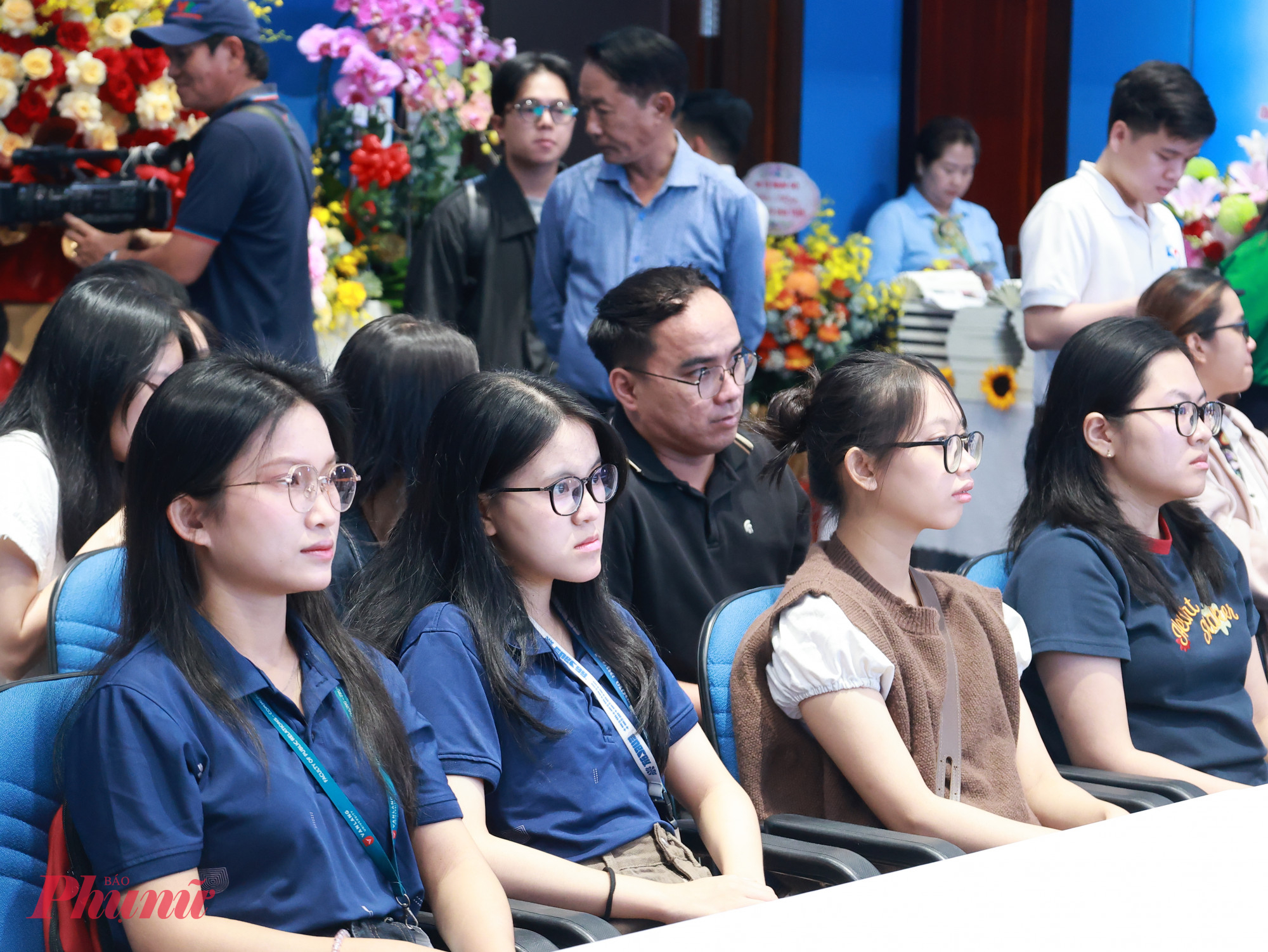 Các sinh viên ngành báo chí - truyền thông đến tham dự buổi ra mắt