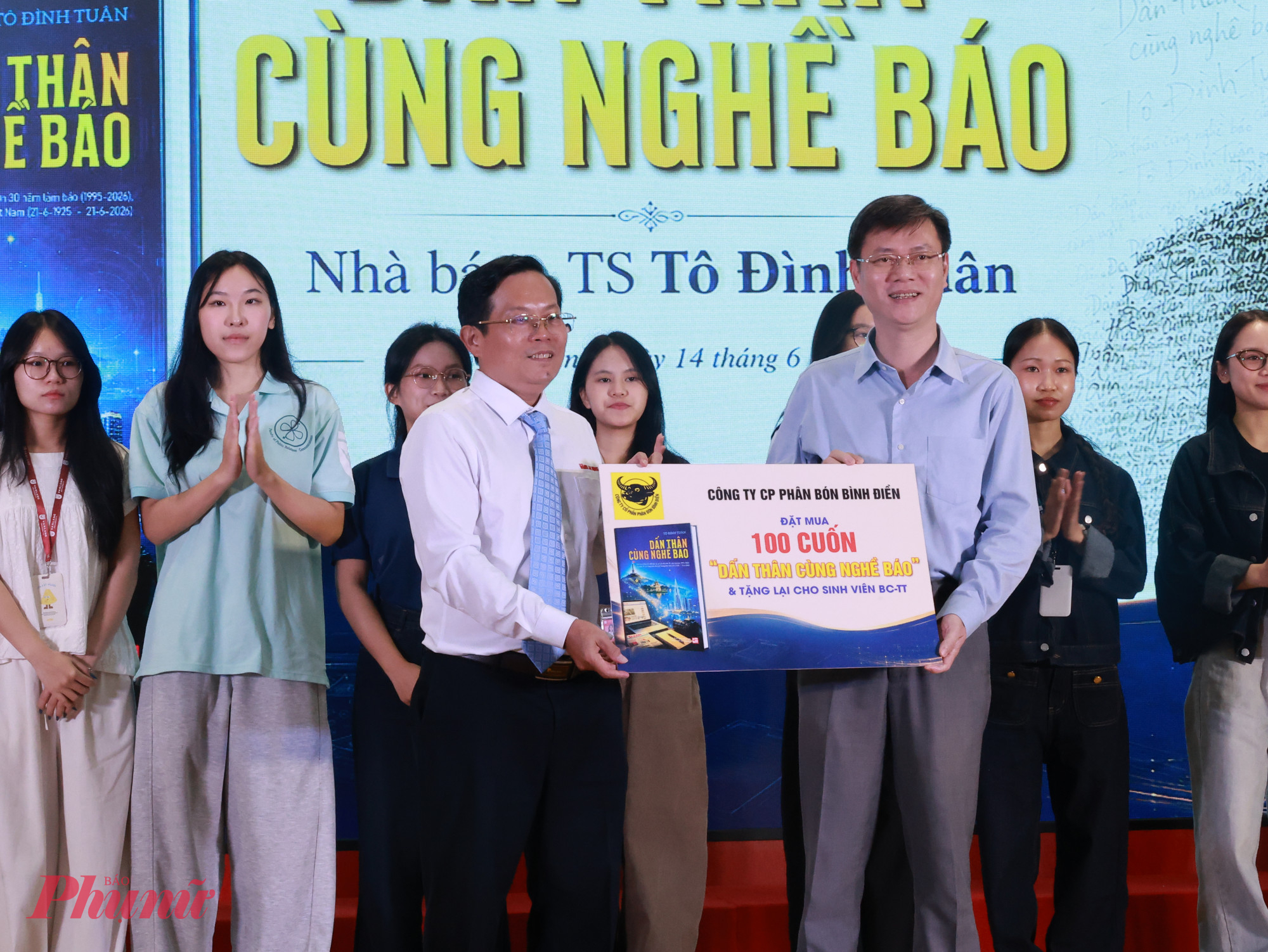 Tác giả và doanh nghiệp trao tặng 100 cuốn sách cho các sinh viên ngành báo chí - truyền thông