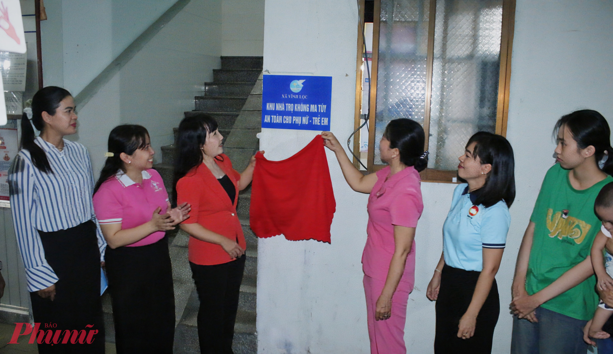 Các đại biểu thực hiện nghi thức ra mắt mô hình