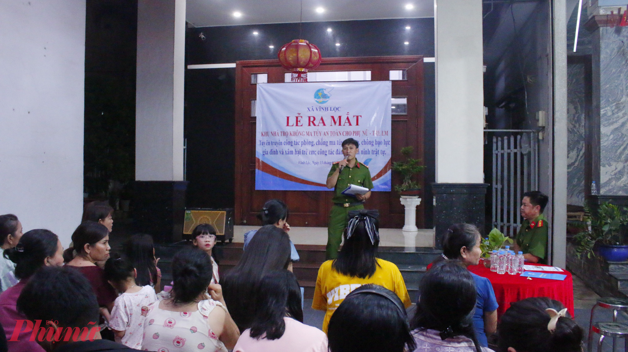 Dịp này, Hội LHPN xã Vĩnh Lộc phối hợp với Công an xã tuyên truyền pháp luật về an ninh trật tự; phòng, chống ma túy, xâm hại trẻ em và bạo lực gia đình.