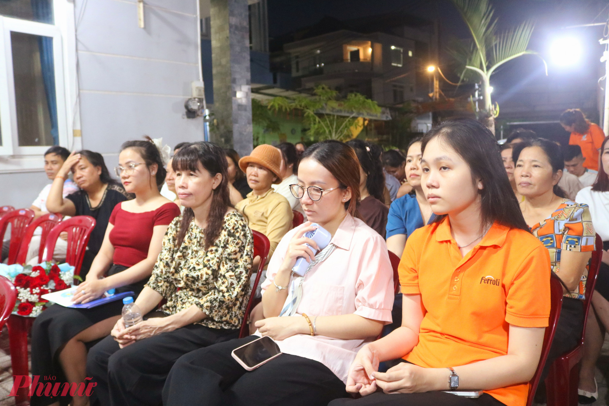 Anh chị em khu nhà trọ dự nghe tuyên truyền - Ảnh: Mẫn Nhi