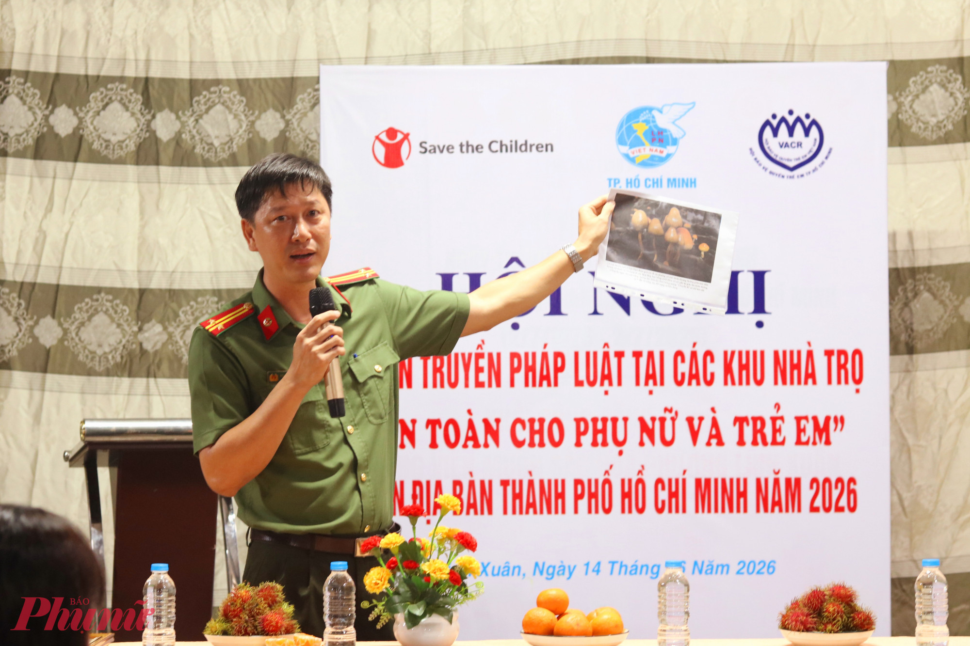 Trung tá Nguyễn Thế Hoàng thông tin đến các anh chị em cách nhận biết một số loại ma túy mới và tác hại của chúng - Ảnh: Mẫn Nhi 