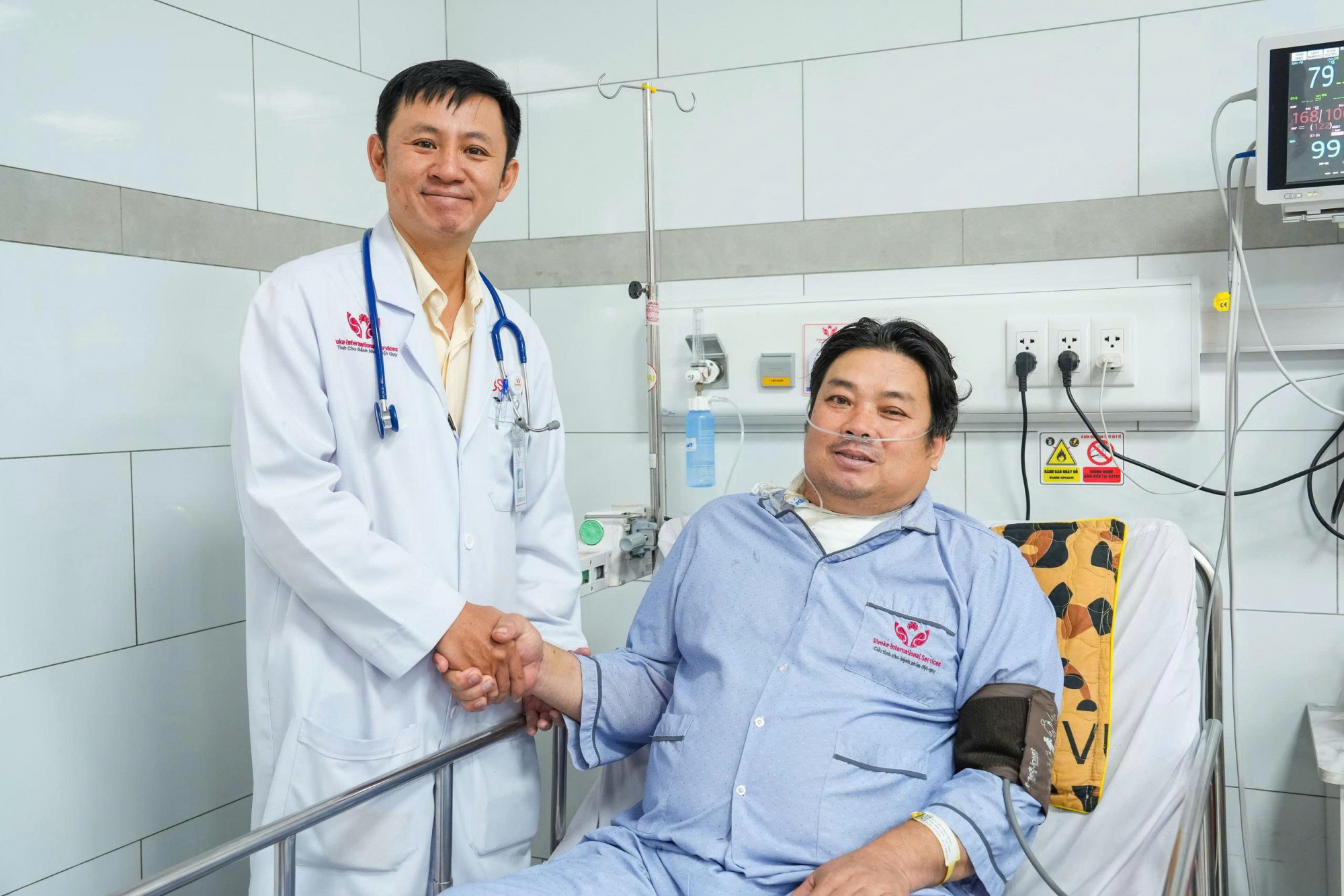 Bác sĩ thăm khám cho bệnh nhân... Ảnh: CTV