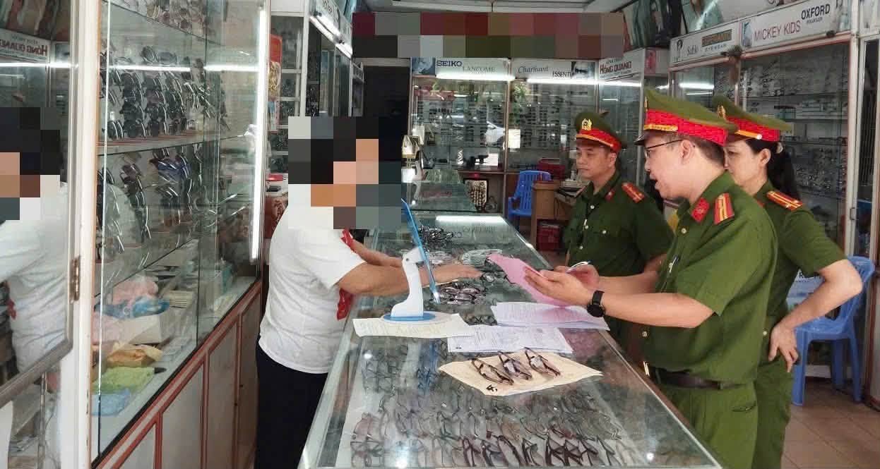 Công an phường Hải Châu phát hiện số lượng lớn kính mắt nghi giả mạo, không rõ nguồn gốc xuất xứ_Ảnh: Công an Đà Nẵng.