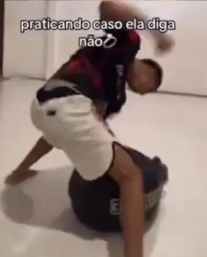 Video TikTok cho thấy một người đàn ông đấm một chiếc túi với dòng chữ luyện tập trong trường hợp cô ấy nói không bằng tiếng Bồ Đào Nha. TikTok/@paulosoarestv